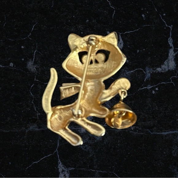 Vintage 1970s Avon Cat Brooch with Blue Rhinestone‎ Eyes & Dangling Bell - Picture 2 of 7